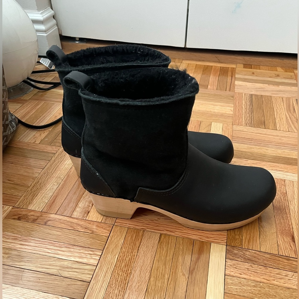 No 6 black shearling boots great condition